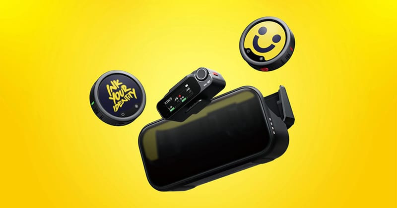 Màn hình E-Ink tùy biến trên bộ phát Insta360 Mic Pro hiển thị logo cá nhân.