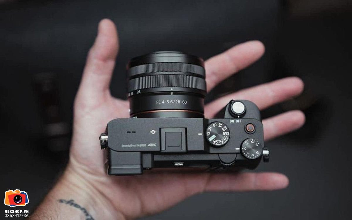 So sánh trực quan giữa Sony A7C và A7C II, thể hiện sự khác biệt trong thiết kế và kích thước.