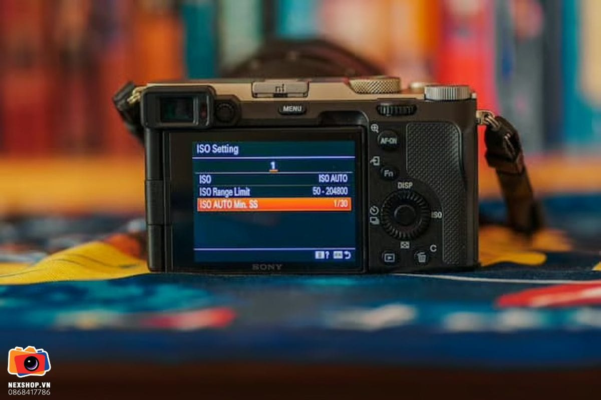Máy ảnh Sony A7C II với ống kính, sẵn sàng cho mọi khoảnh khắc.