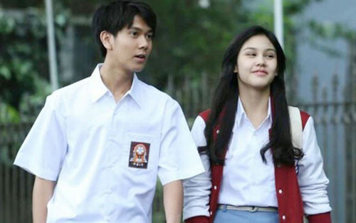 adegan dilan dan milea dalam film milea suara dari dilan foto instagram 6.jpg
