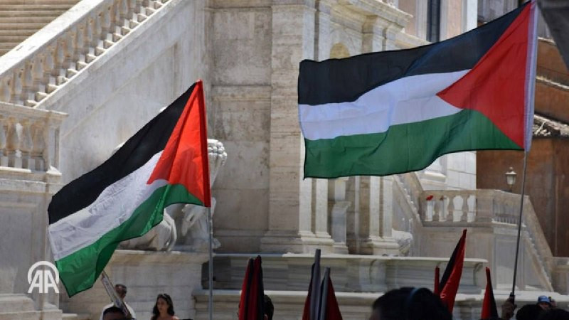 متظاهرون في روما يدعون بلدية المدينة إلى إنهاء تعاونها مع الاحتلال الإسرائيلي خلال وقفة احتجاجية....