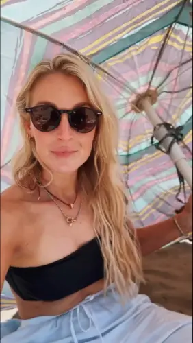 cassie in a tube top v0 87ayg3ht4m4f1.webp