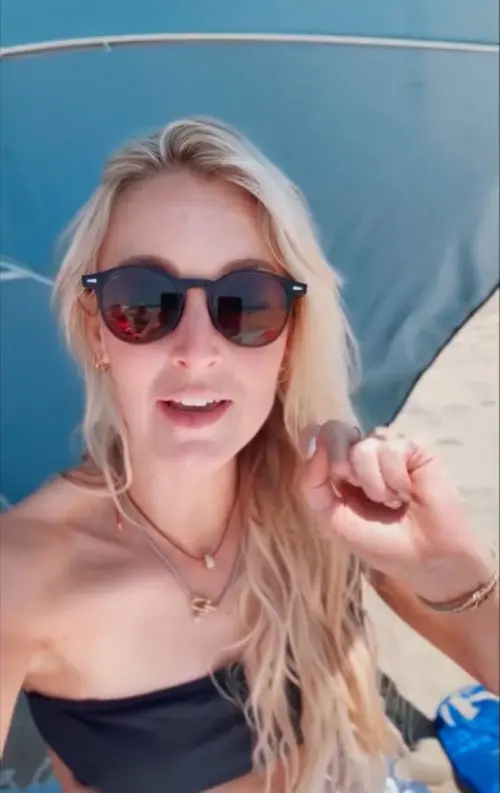 cassie in a tube top v0 5mxnx3ht4m4f1.webp