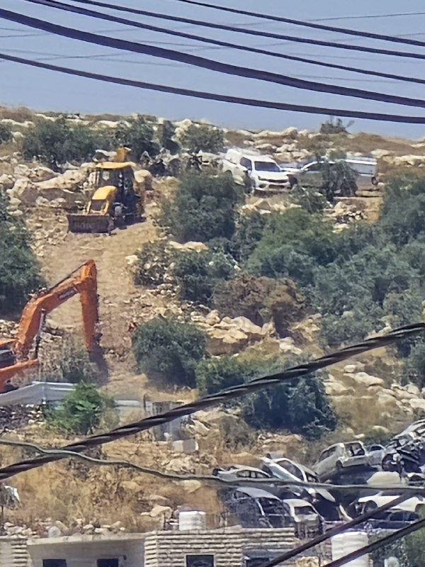 صورة| جرافات الاحتلال تنفذ أعمال تجريف في أراضي الفلسطينيين بمنطقة "شعب البير" في بلدة ترقوميا غرب الخليل....