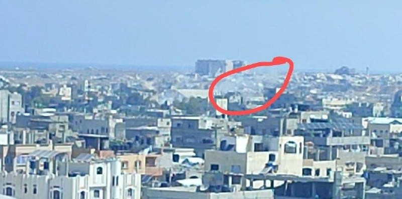 صورة | من موقع استهداف طيران الاحتلال محيط شركة الكهرباء شمالي مخيم النصيرات وسط قطاع غزة...