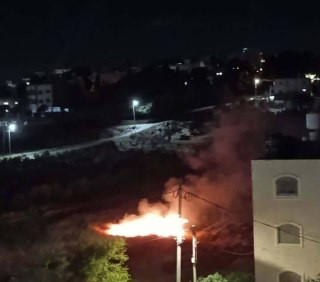 اشتعلت نيران في قرية دير جرير شرق رام الله، بفعل قنابل الغاز المسيل للدموع....