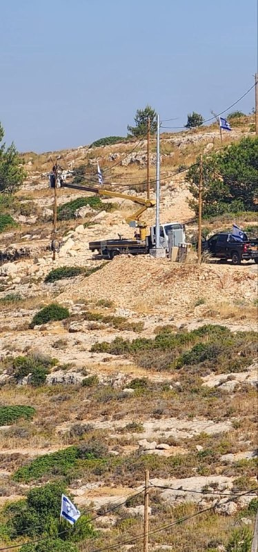 صورة| مستوطنون ينصبون كاميرات مراقبة في البؤرة الاستيطانية المقاومة على راضي جبل الرأس في قرية أم صفا شمال غرب رام الله...