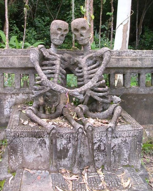 strange sculptures skeletons love.jpg
