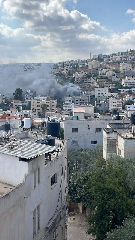صورة| جيش الاحتلال يحرق منازل في حي الهدف بمدينة جنين...