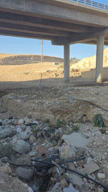 صورة| مليشيات المستوطنين تقطع خطوط المياه التي تغذي تجمع العراعرة المهتوش وتجمع التبنة في الخان الأحمر شرقي القدس المحتلة...