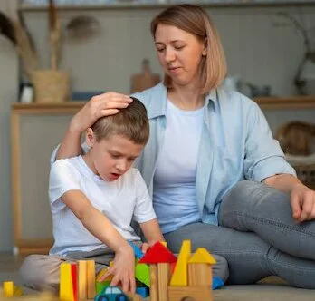 mae brincando com seu filho autista usando brinquedos 23 2150266568 (1).webp