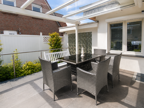 05 Ueberdachte Terrasse Vorgarten.png