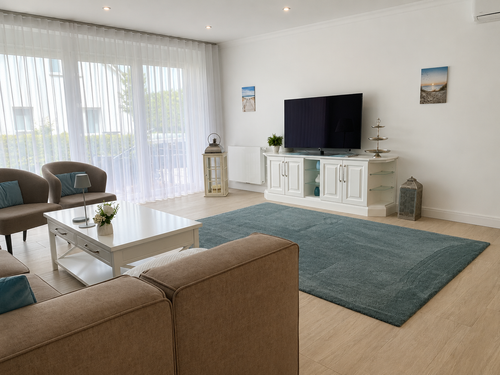 10 Wohnzimmer TV Terrassentuer.png