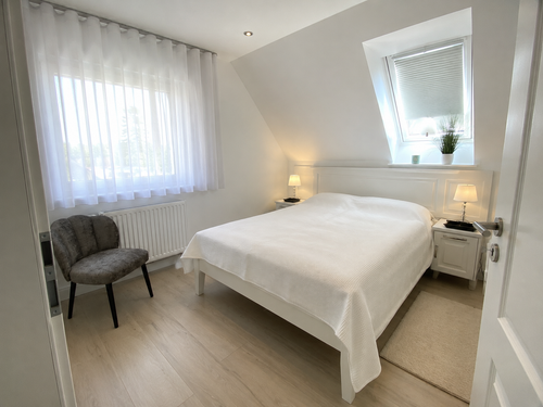 23 Schlafzimmer OG Doppelbett Dachschraege.png