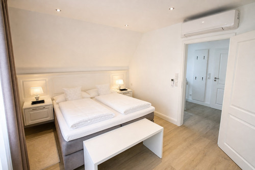 18 Master Bedroom Boxspring Klimaanlage.jpg