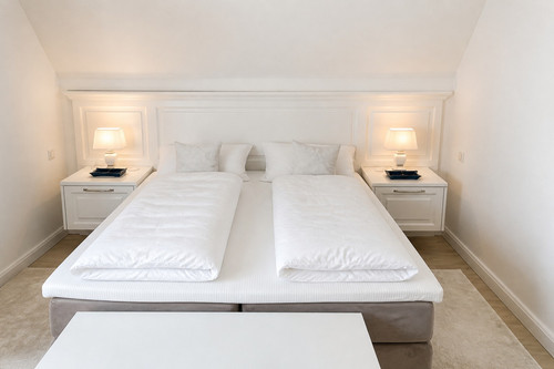 19 Master Bedroom Bett Frontansicht.jpg