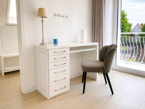 21 Master Bedroom Schreibtisch Balkon.png