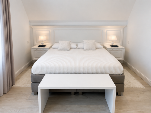 20 Master Bedroom Bett Tagesdecke.png