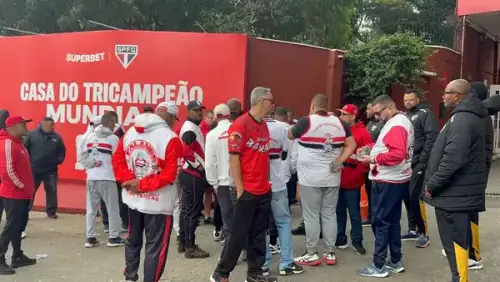 ORGANIZADA NO CT! Torcida se reúne com elenco do São Paulo para cobrar reação