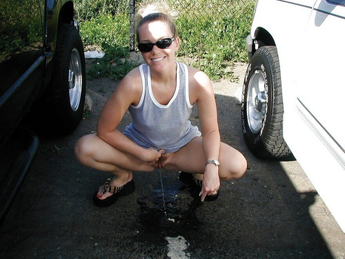 9325356 pissing girl 5 880x660.jpg