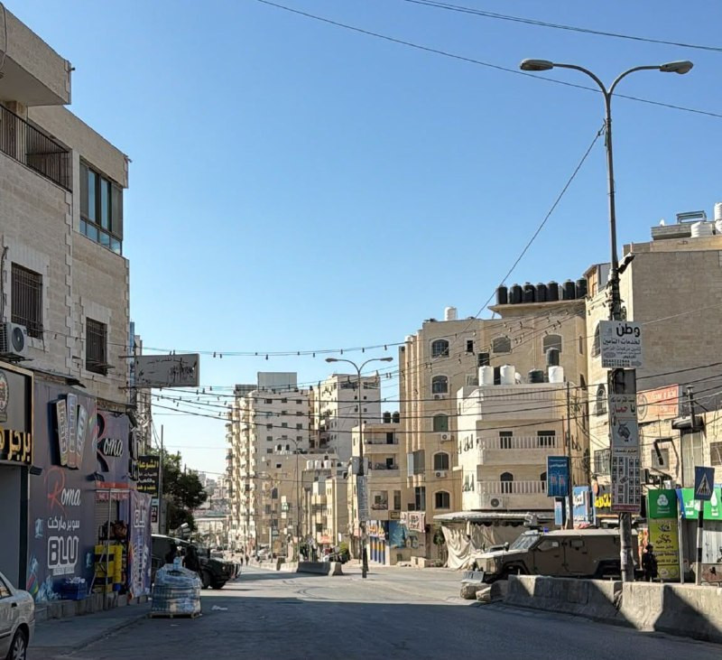 التلفزيون العربي: جيش الاحتلال يمنع الفلسطينيين من الحركة والعبور في مدخل مخيم قلنديا شمالي القدس، ويحاصر أكثر من 20 ألف فلسطيني....