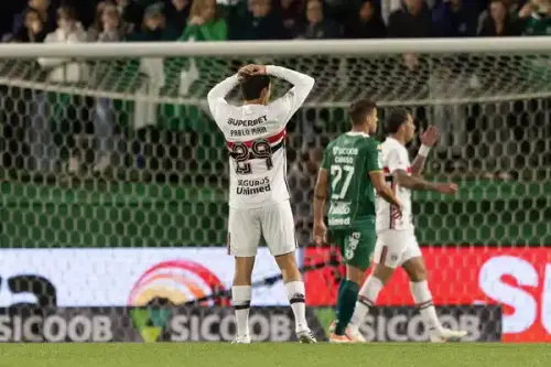 ENCOSTOU NA ZONA! São Paulo perde para o lanterna e se aproxima do Z-4