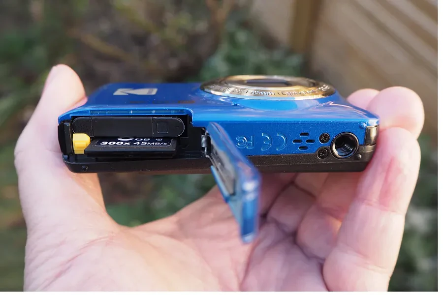 Kodak Pixpro FZ55, battery door open