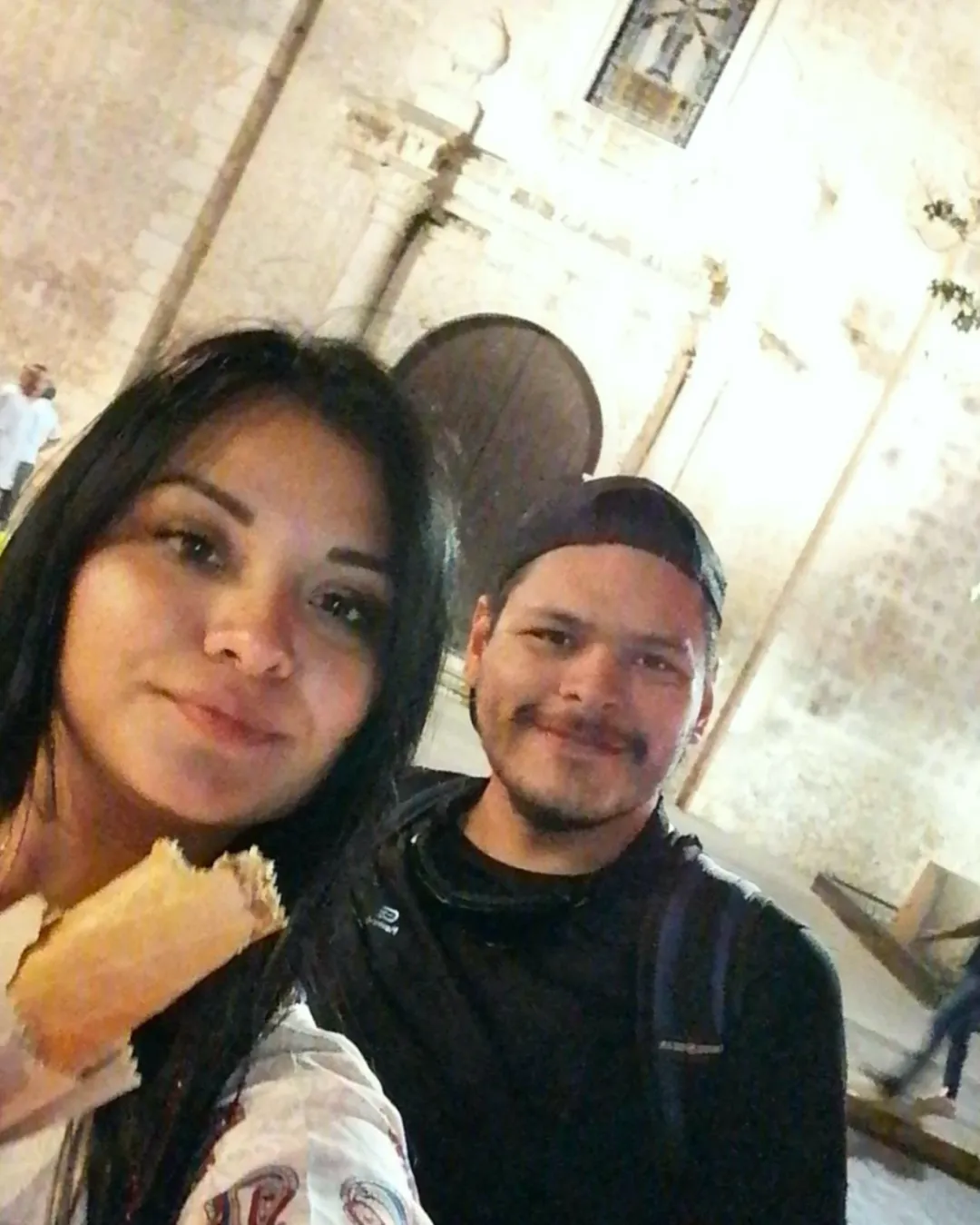 Selfie con María Fernanda y su marquesita frente a la iglesia de Tercera Orden
