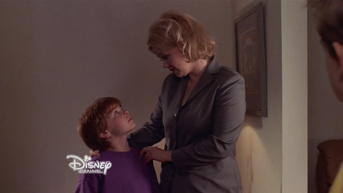 cap moms.got.a.date.with.a.vampire.2000.720p.hdtv.x264 regret 00 04 02 04.png