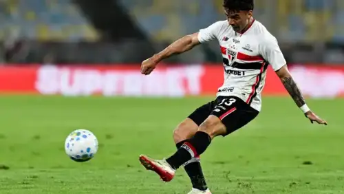 Enzo Díaz mostra descontentamento e quebra placa de substituição após revés do São Paulo diante do Remo