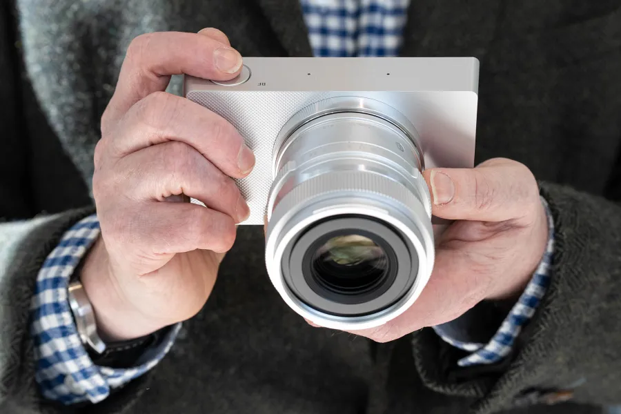 Thân máy ảnh Sigma BF màu đen, góc nhìn nghiêng, thể hiện thiết kế unibody liền mạch.