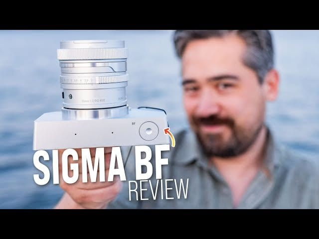 Một người phụ nữ đang sử dụng máy ảnh Sigma BF để chụp ảnh phong cảnh ngoài trời.