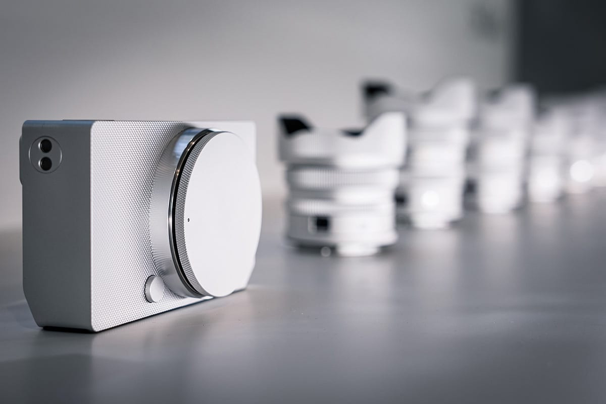 Mặt sau của máy ảnh Sigma BF với màn hình và các nút điều khiển tối giản, màu đen.