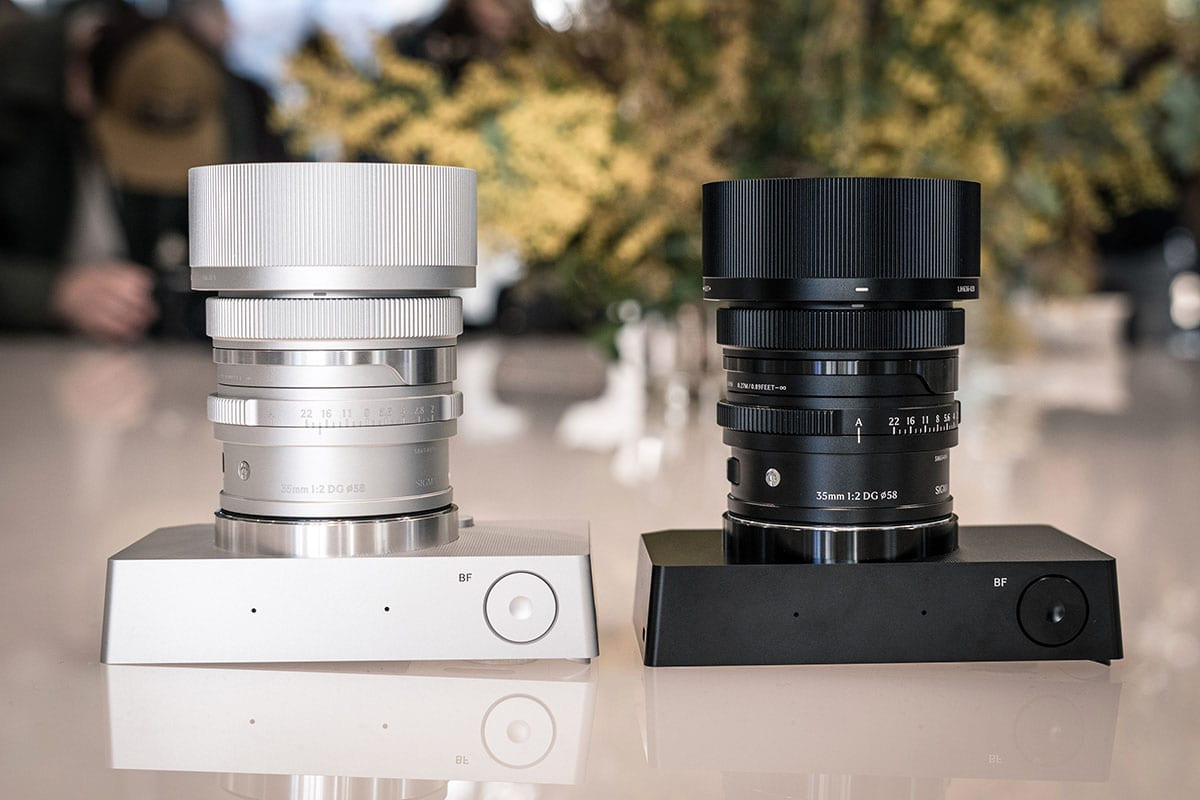Một người đàn ông đang cầm máy ảnh Sigma BF và ngắm qua ống ngắm, chuẩn bị chụp.