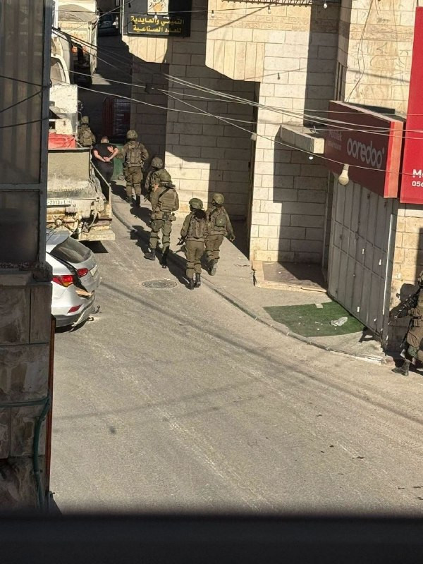 صورة| قوات الاحتلال تعتقل 10 مواطنين على الأقل خلال الاقتحام الواسع لبلدة عناتا شمال القدس المحتلة منذ ساعات الفجر....