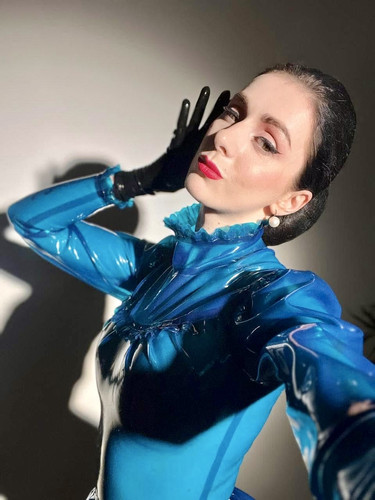 #bluelatex #annarosenmüllerlatexgloves #Janinewellnhammer #latex #latexfashion #latexinpublic #redli.jpg