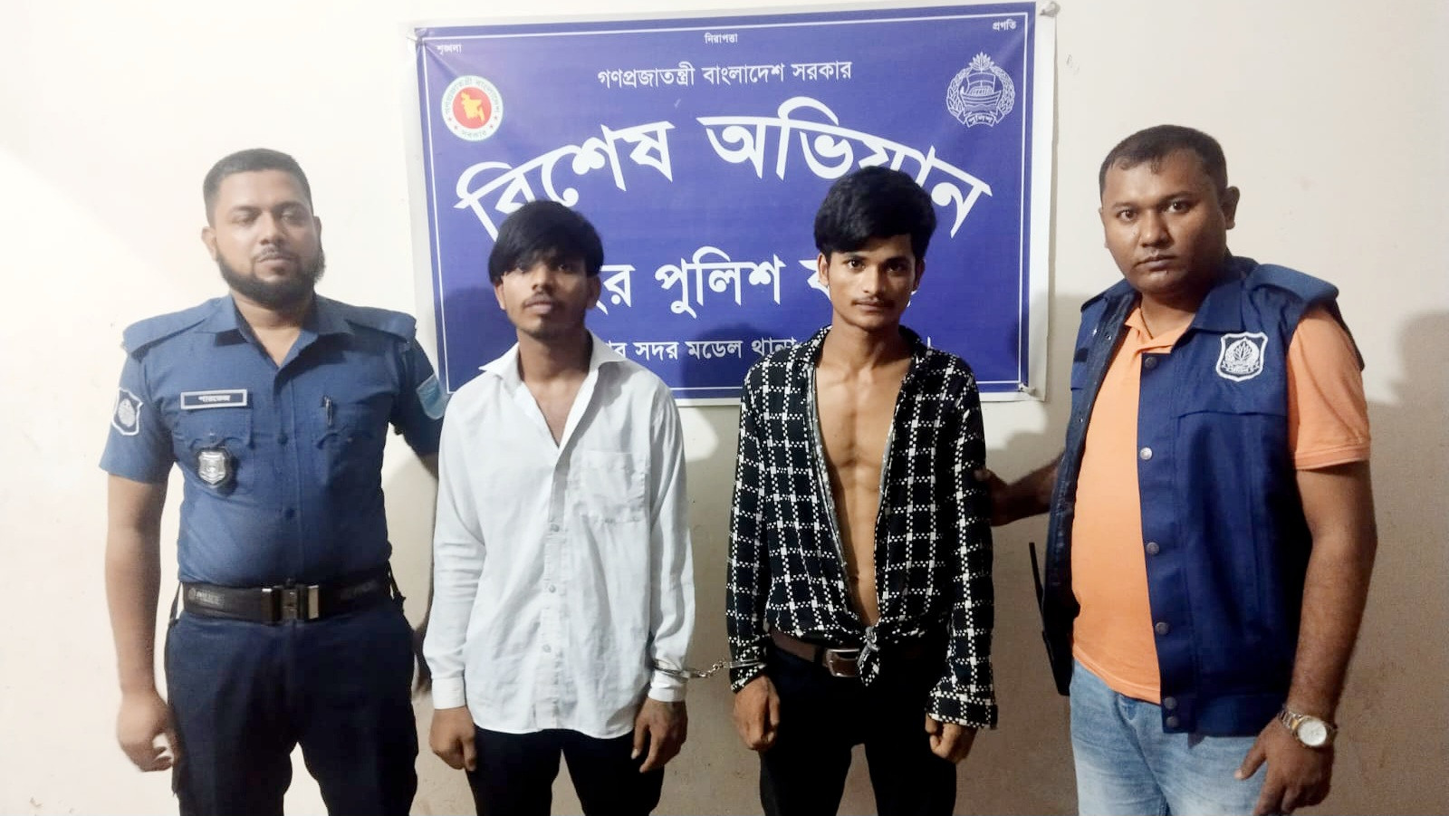 কক্সবাজার শহরে পুলিশের সাঁড়াশি অভিযান: হত্যা ও ডাকাতি মামলার ৩ শীর্ষ ছিনতাইকারী গ্রেফতার