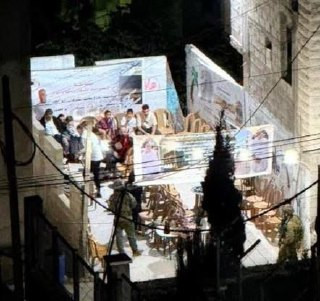 صورة | قوات الاحتلال تقتحم مباركة حجاج بمنزل عائلة الشدفان في مخيم الفوار، جنوبي الخليل....