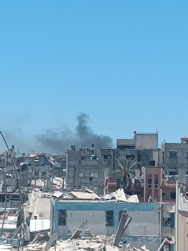 طائرات الاحتلال تشن غارة في محيط مسجد الشافعي غربي خان يونس جنوبي قطاع غزة....