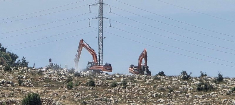 صورة | مستوطنون يواصلون أعمال التجريف والتوسع في البؤرة الاستيطانية المقامة على جبل قطية ببلدة سعير شمال الخليل....