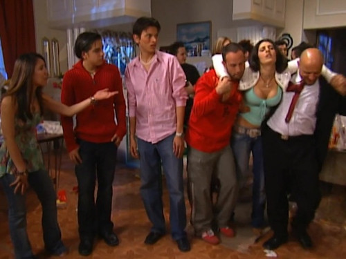 Vecinos (2005) s1e27 Empieza la fiesta Mayrin Villanueva drunk 3.jpg