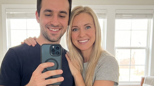 El protagonista y su novia contentos: el resultado real no es el pelo, es la confianza recuperada