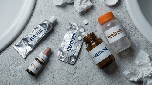 Tratamientos fallidos: finasteride, minoxidil y cremas anticaida usados y desparramados con pelos sueltos