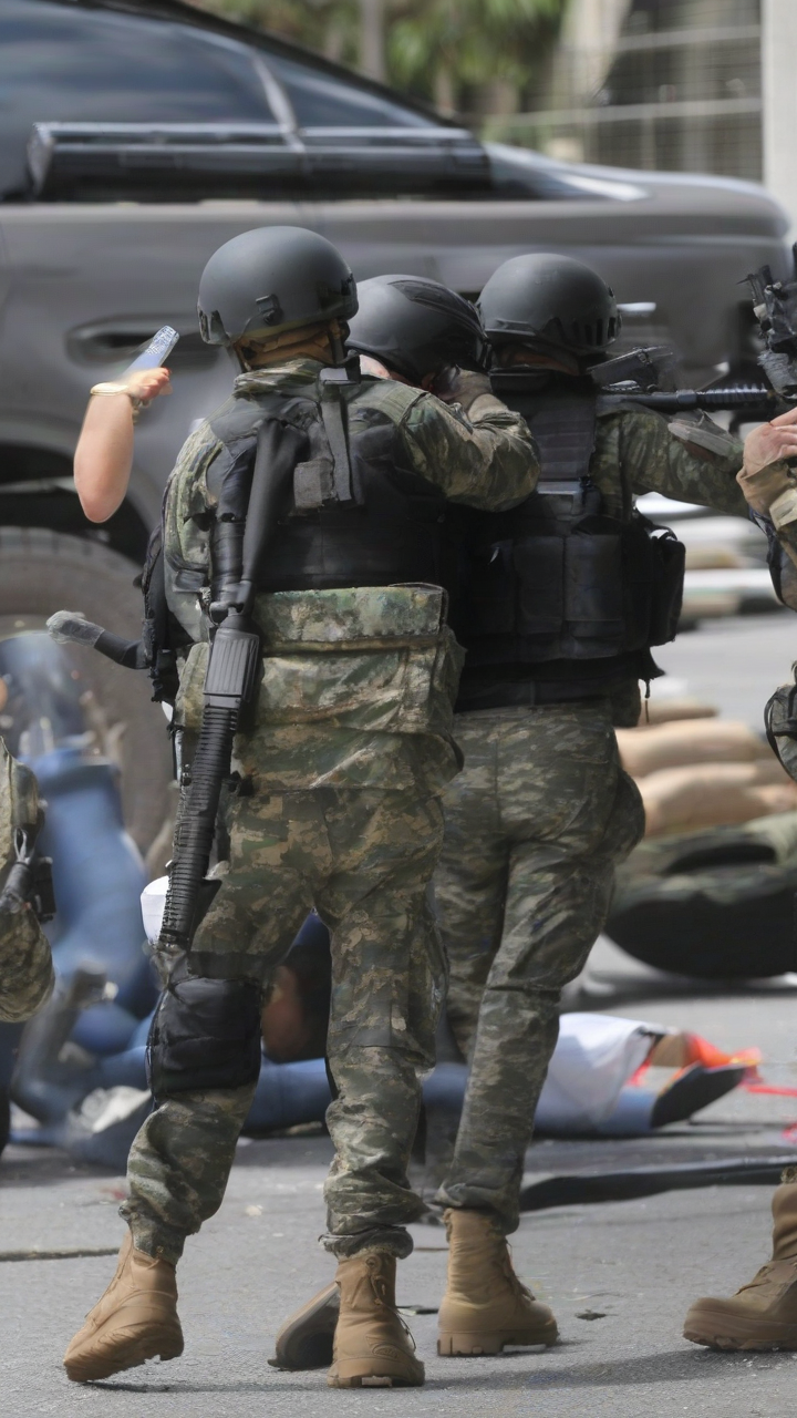 US military stages rapid response drill at embassy in Venezuela's capital