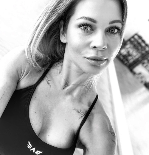 Busty fitness porn milf Kamila - selfie time.jpg