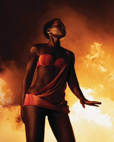 Nyong'o, Lupita (Elle magazine06).jpg