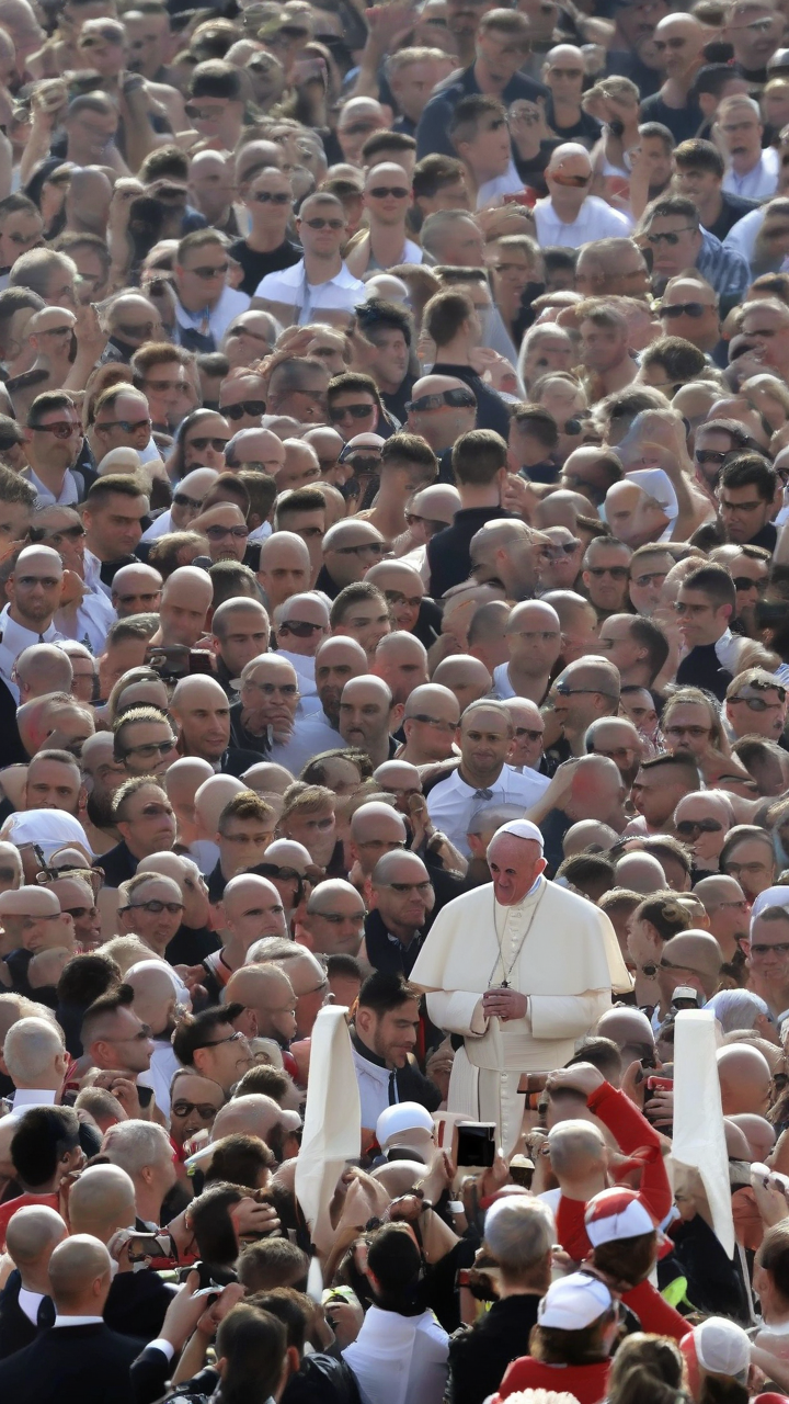 Pope visits Italy's 'Land of Fires'