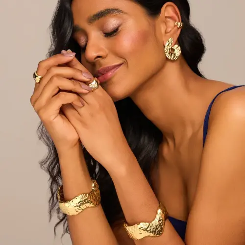 Bracelete dourado organico martelado hammered glow PU03030312 e Anel dourado statement martelado ham.webp