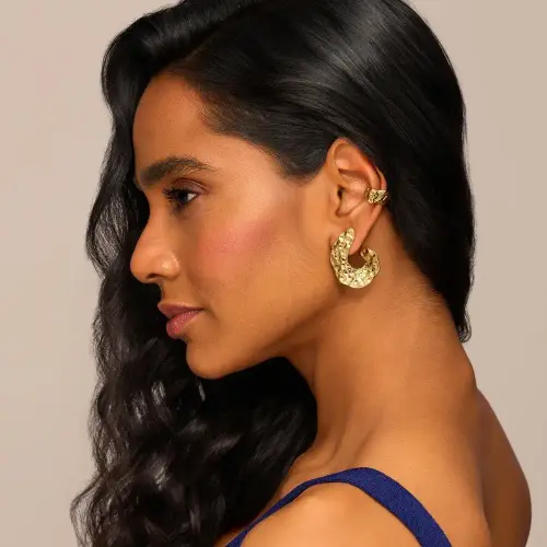 Brinco dourado statement martelado hammered glow BR01040683 e Piercing fake dourado martelado hammer.webp