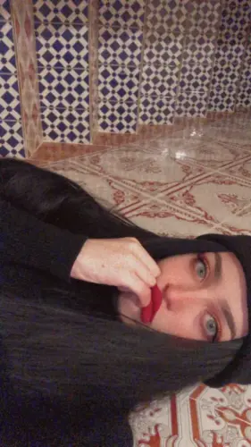 اللبوم نودز عراقية بمفعول حبة فياجرا تصور لحبيبها وهي قالعة ملط تفرجيه كسها الوردي 2 576x1024